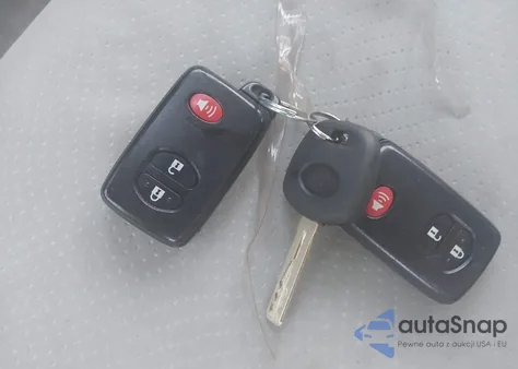 2010 Toyota Prius Iii z USA, uszkodzony, nr VIN JTDKN3DUXA0219252